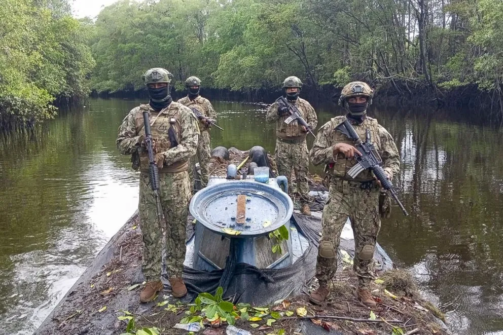 Fotografía cedida por las Fuerzas Armadas del Ecuador que muestra la incautación de un narcosemisumergible' en la costa norte de Ecuador. Foto: EFE