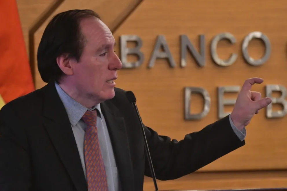 El presidente del BCB, David Espinoza, dio un informe oral ante el pleno camaral del Senado. Foto APG