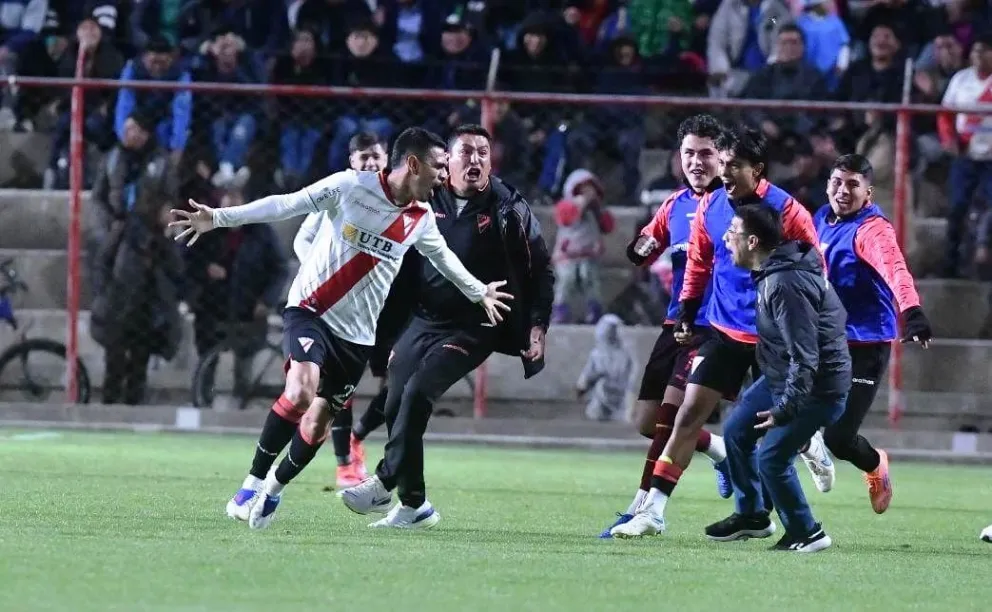 Richet Gómez celebra el gol del triunfo a cuatro minutos del final. Foto: APG