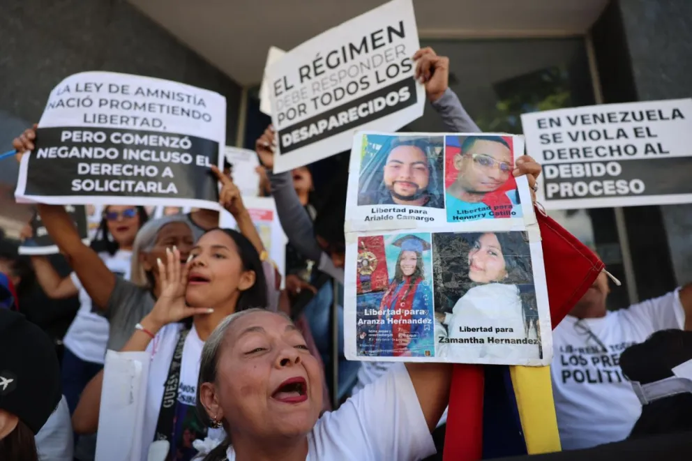 Personas se manifiestan para exigir la libertad de los presos políticos en Venezuela frente al Palacio Federal Legislativo, en Caracas (Venezuela). Foto: EFE