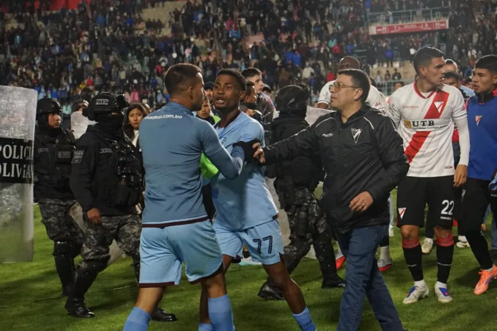 Los celestes lucieron incontrolables al final del compromiso que perdieron en Villa Ingenio. Foto: APG