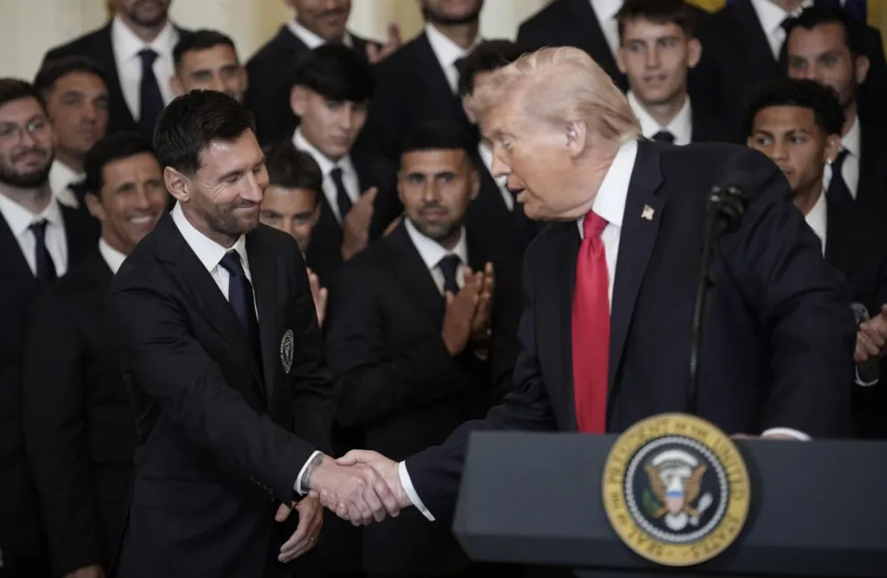 El Presidente de Estados Unidos, Donald Trump saluda al capitán del Inter Miami, Lionel Messi en una reunión en la Casa Blanca en Washington. Foto: EFE