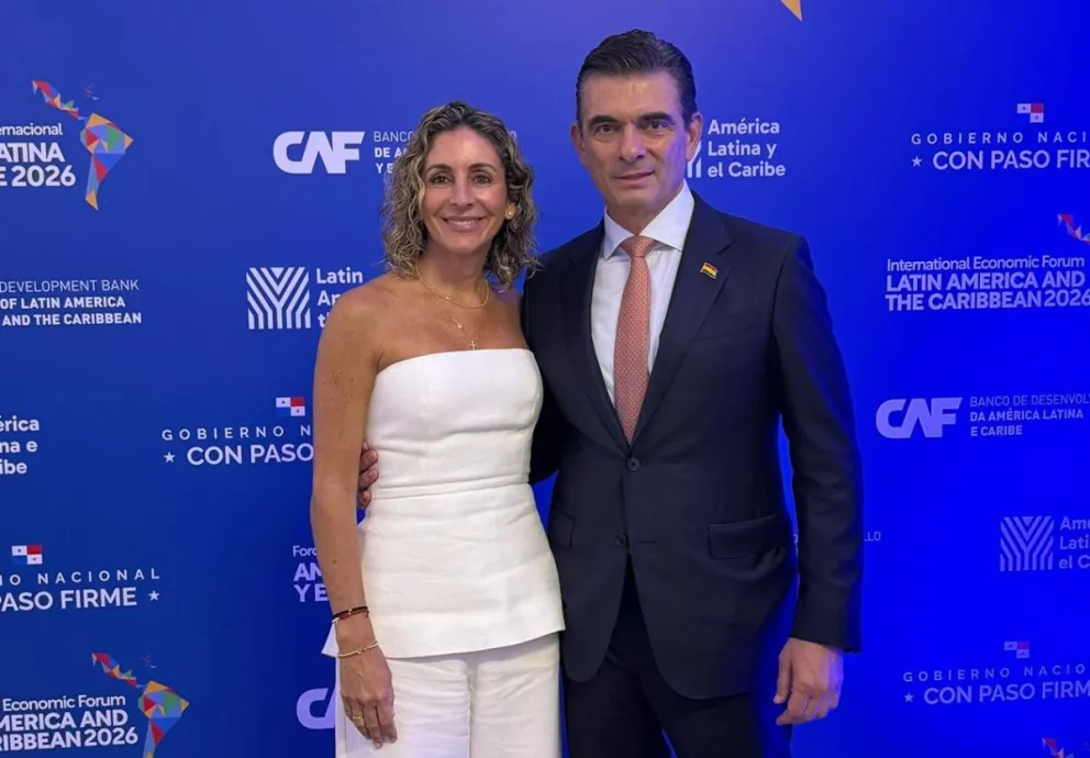 María Elena Urquidi, esposa del presidente Rodrigo Paz y Primera Dama, junto al mandatario. Foto: RRSS de Paz 