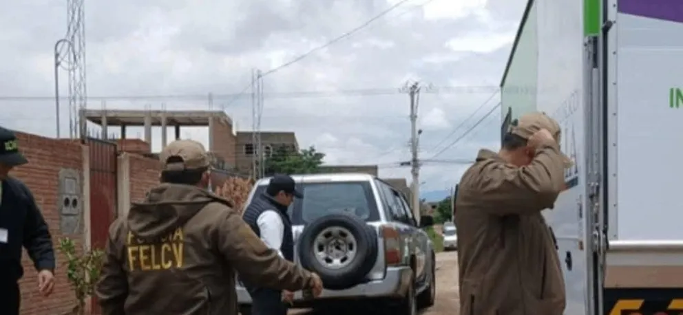 Investigadores de la Felcv realizan la investigación del feminicidio de Eimy. Foto: ABI
