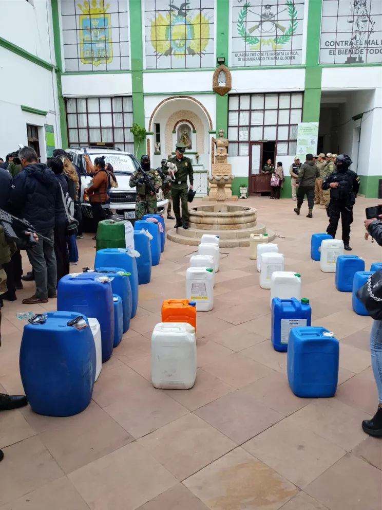 La Distrital de la ANH, en Chuquisaca, logró secuestrar 960 litros de Gasolina Especial en el domicilio particular de un conductor que cargaba combustible varias veces al día, lo que despertó sospechas sobre su conducta. Foto ANH