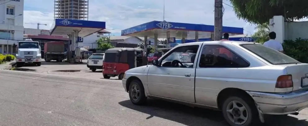 Las filas se registran en diferentes surtidores de la capital cruceña. Foto: Unitel