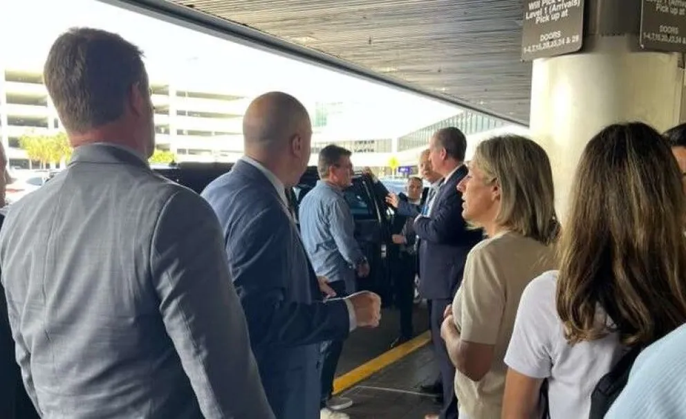 El presidente Rodrigo Paz y la Primera Dama son recibidos por una delegación en Estados Unidos. Foto: ABI