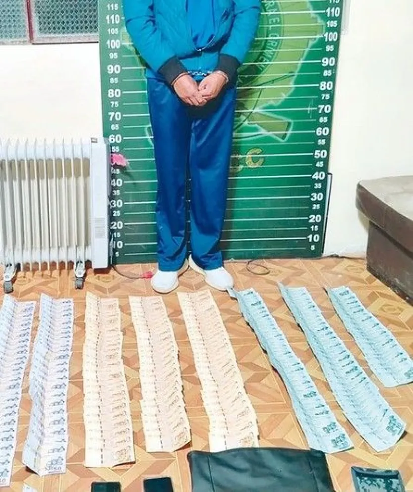Una persona fue detenida con los billetes sustraídos del avión militar que se accidentó en El Alto. Foto: Urgente.bo