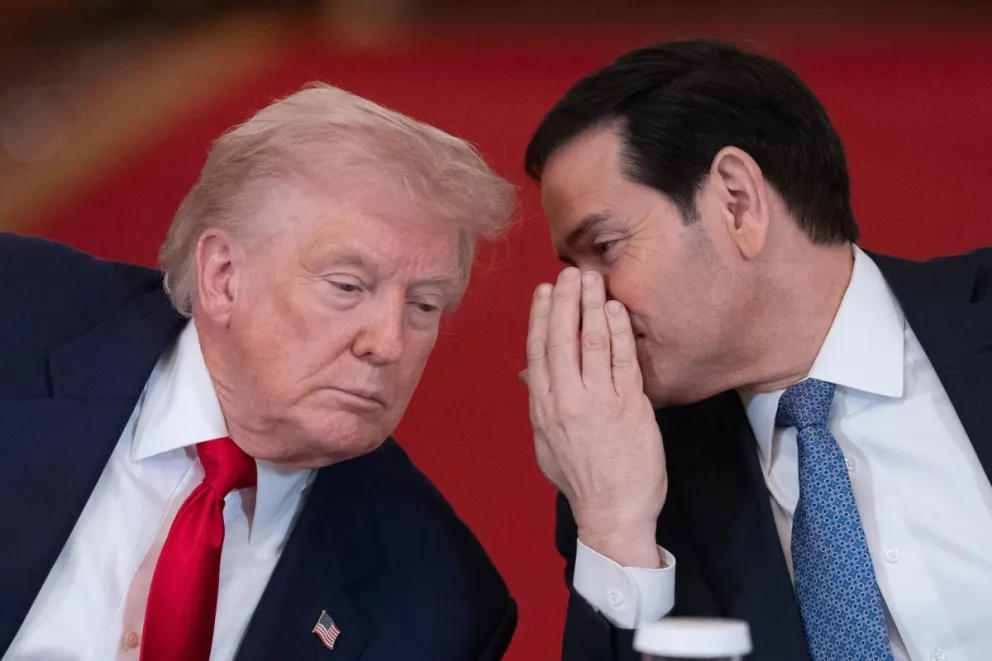 El presidente de EE.UU. Donald Trump (L) escucha al secretario de Estado de EE.UU. Marco Rubio (R) durante una mesa redonda. Foto: EFE