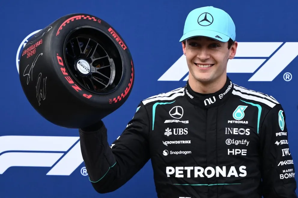 George Russell, piloto de Mercedes, celebra la “pole” que logró en el Gran Premio de Australia. Foto: EFE