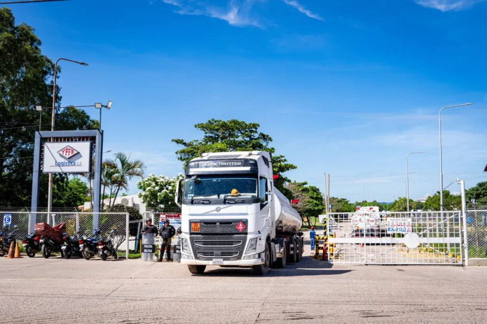 Un camión cisterna en la planta de Santa Cruz. Foto archivo