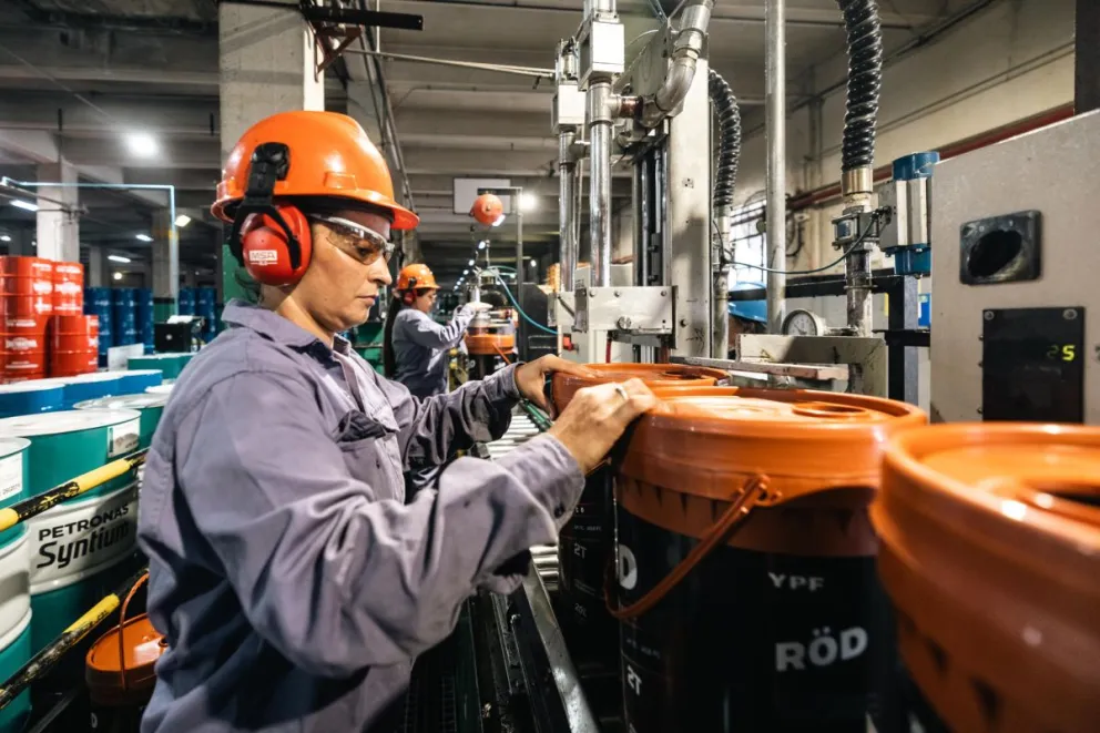 Bárbara Cristina Schulze, trabaja en una refinería de la Destilería Argentina de Petróleo S.A. (DAPSA) en Dock Sud (Argentina). Foto: EFE