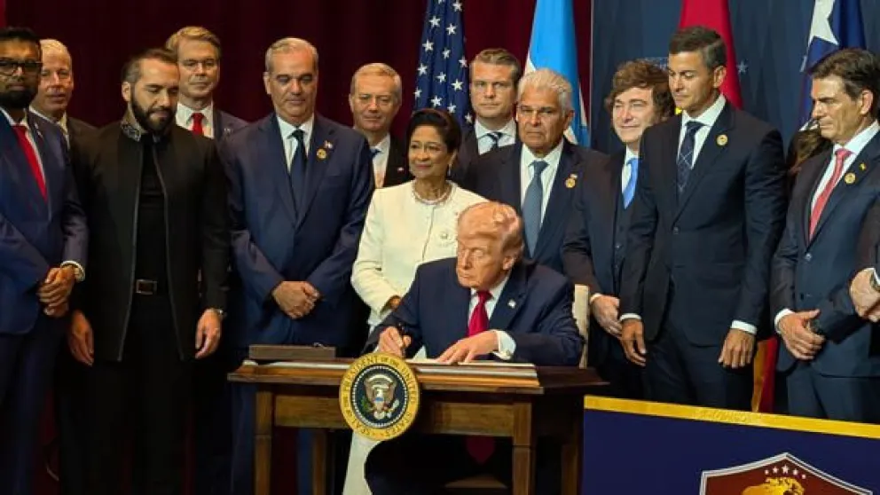 El presidente de Estados Unidos, Donald Trump (c), firma un documento junto a mandatarios latinoamericanos durante la cumbre bautizada como ‘Escudo de las Américas’ en Miami (EE.UU.). EFE/ Eduard Ribas