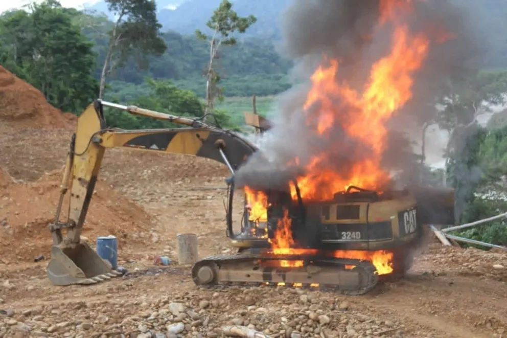Maquinaria inutilizada en el operativo contra la minería ilegal en el norte de La Paz