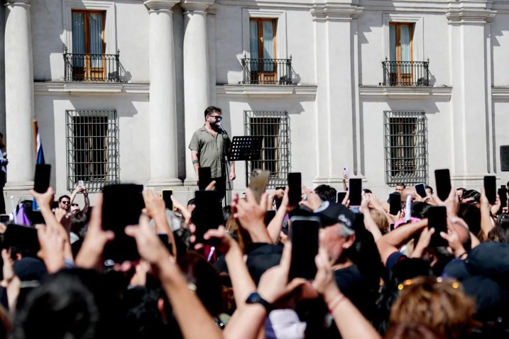 El Presidente de Chile, Gabriel Boric, habla frente al palacio de La Moneda este sábado, en Santiago (Chile). Foto: EFE