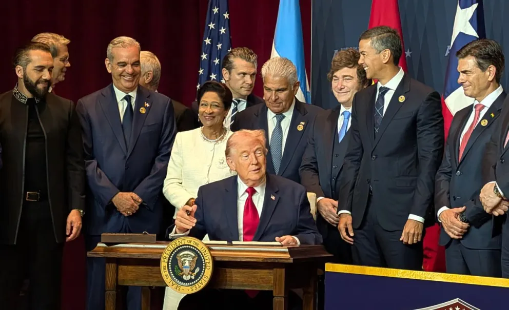 El presidente de Estados Unidos, Donald Trump (c), habla junto a mandatarios latinoamericanos durante la cumbre bautizada como ‘Escudo de las Américas’ este sábado en Miami (EE.UU.). Foto: EFE