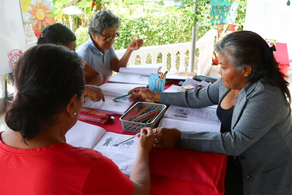 La voluntaria Graciela Serrano (d), de 65 años dicta clases a un grupo de mujeres adultas mayores en Ciudad de Panamá (Panamá). Foto: EFE