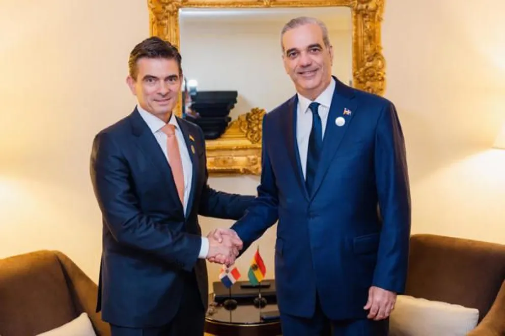 Fotografía cedida por la presidencia de República Dominicana del presidente dominicano, Luis Abinader (d), posando con su homólogo de Bolivia, Rodrigo Paz, en una reunión bilateral este sábado, en Miami (FL, EE.UU.).