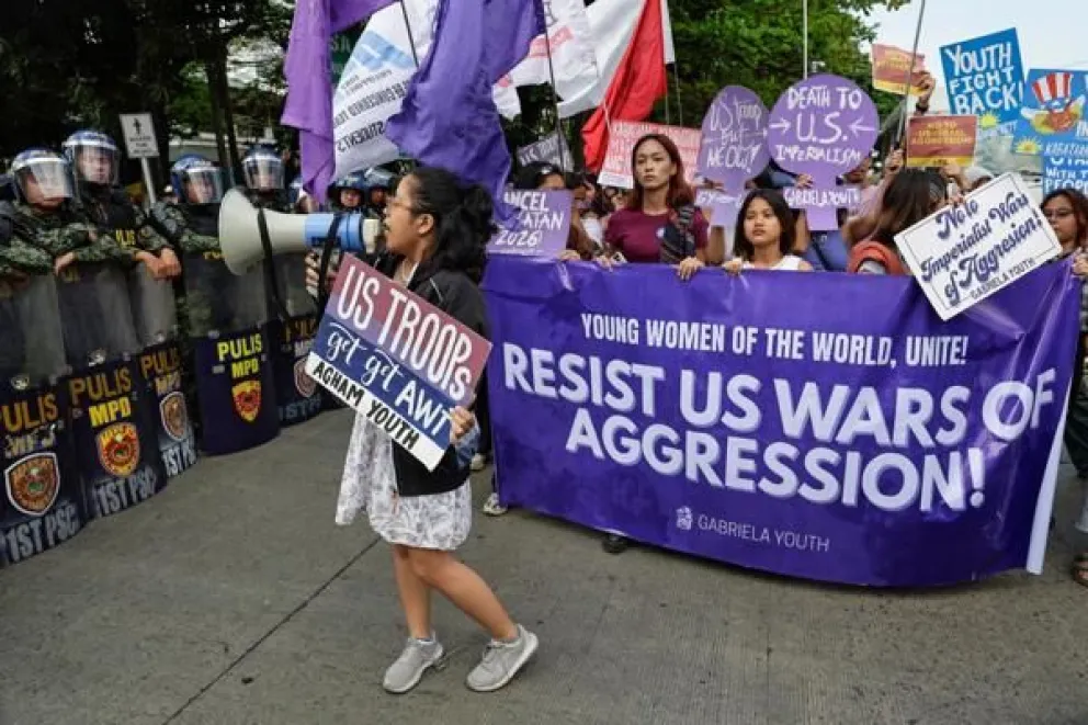 Mujeres manifestándose en Filipinas durante el día internacional de la Mujer en el que se posicionaron contra la guerra en Oriente Próximo. Foto: EFE