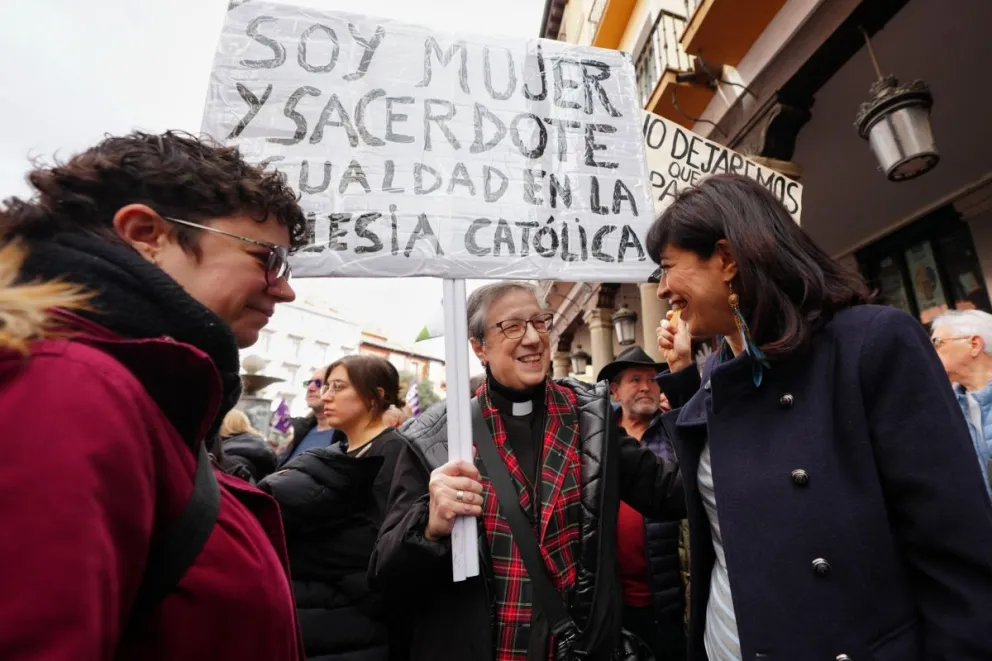 La ministra de Igualdad, Ana Redondo (d), participa en la manifestación convocada en Valladolid por el Día Internacional de la Mujer en Valladolid. Foto: EFE