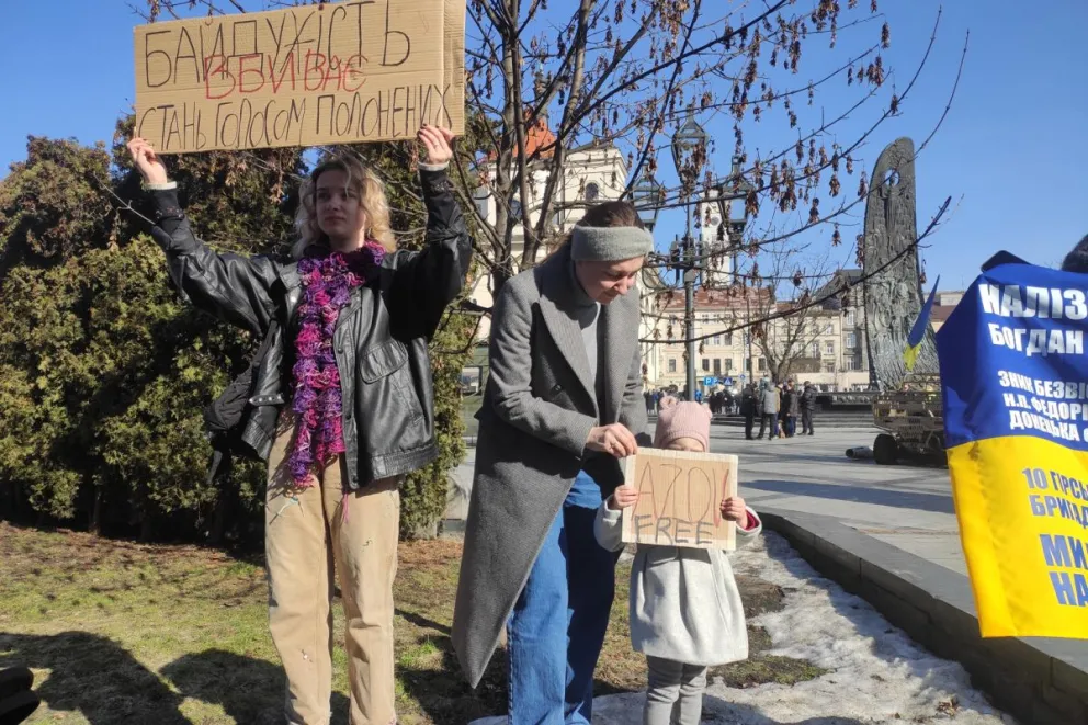 Mujeres ucranianas en una concentración masiva en apoyo a sus maridos que permanecen cautivos en Rusia tras ser capturados en el frente. Foto: EFE