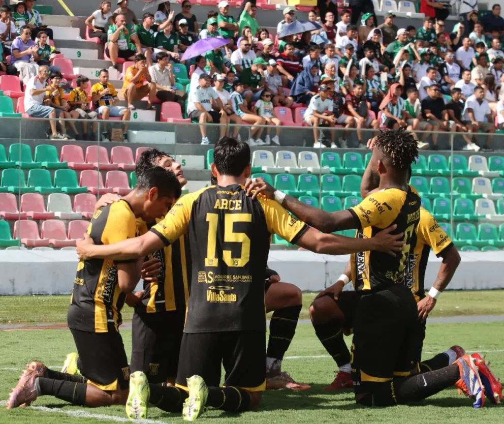 Jugadores del Tigre celebran uno de sus goles. Foto: Agencia Marka Registrada.