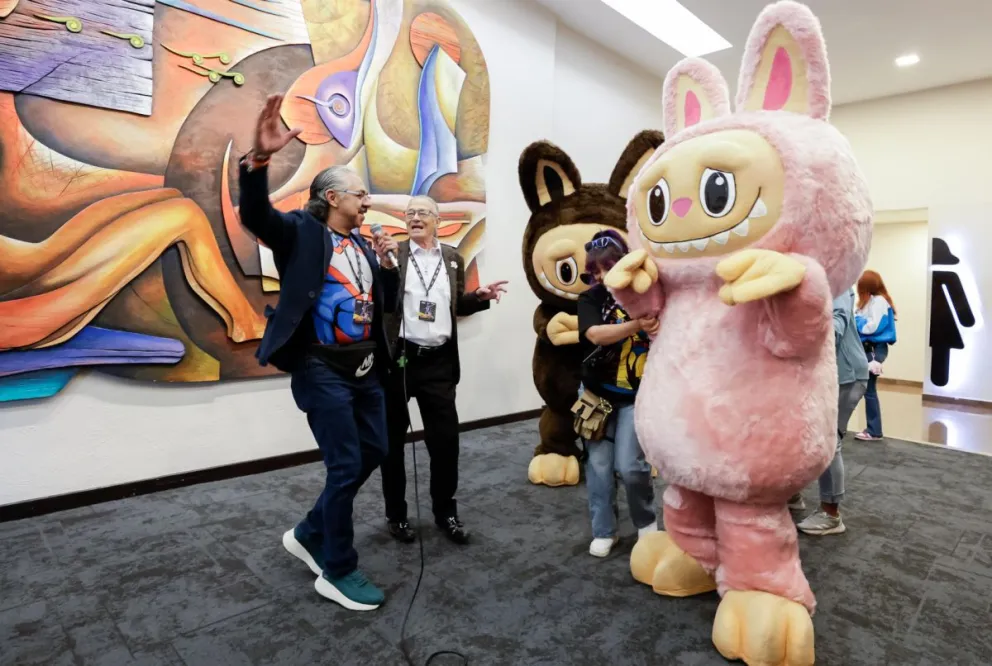 Fotografía cedida por La Mole Convention que muestra al actor de doblaje Gabriel Chávez junto a botargas animando en la edición 2025 de La Mole Convention en Ciudad de México (México). Foto: EFE