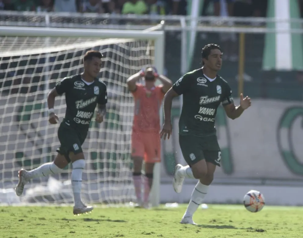 Martins (der.) festeja su gol de penal ante el Tigre. Foto: APG.