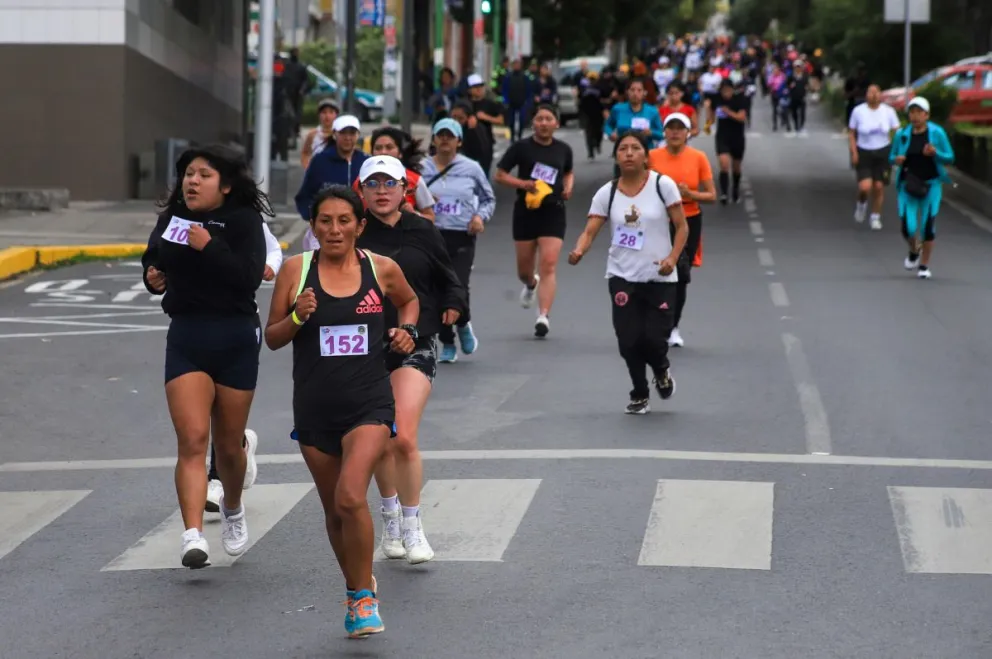 Mujeres participan en una carrera atlética este domingo, en La Paz (Bolivia). Foto: EFE
