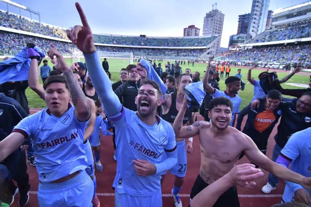 Futbolistas de Bolívar celebran en la curva norte. Foto: APG.