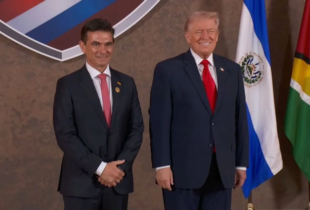 El presidente de Bolivia, Rodrigo Paz, junto al presidente de EE.UU., Donald Trump, en el inicio de la cumbre "Escudo de las Américas". Foto: DIRCOM Bolivia 