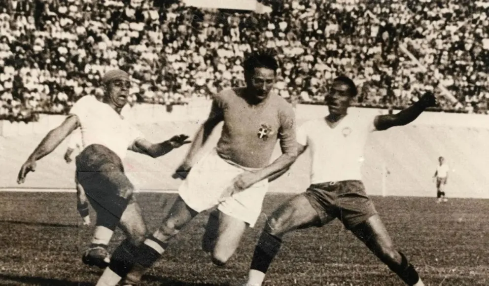Piola (centro) durante la semifinal ante Brasil en el Mundial de 1938. Foto: FIFA.