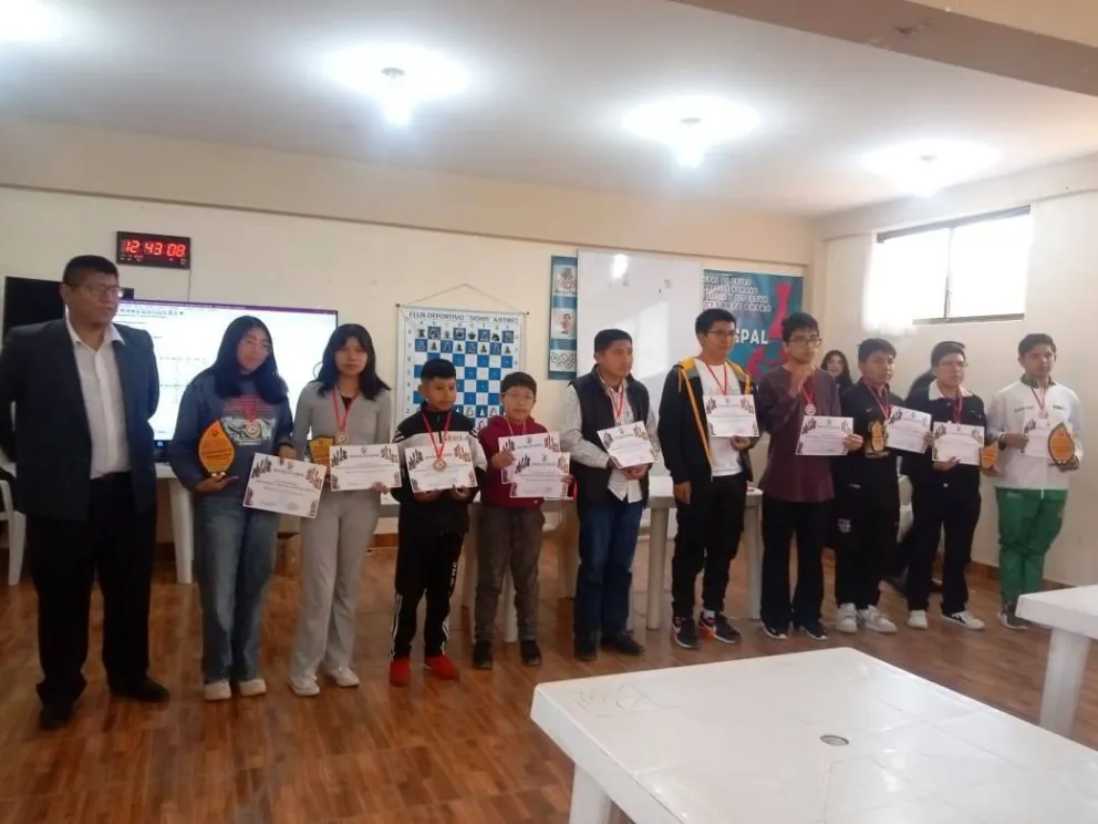 Los premiados del Nacional Sub-20 en Oruro, Foto: Federación Boliviana de Ajedrez.