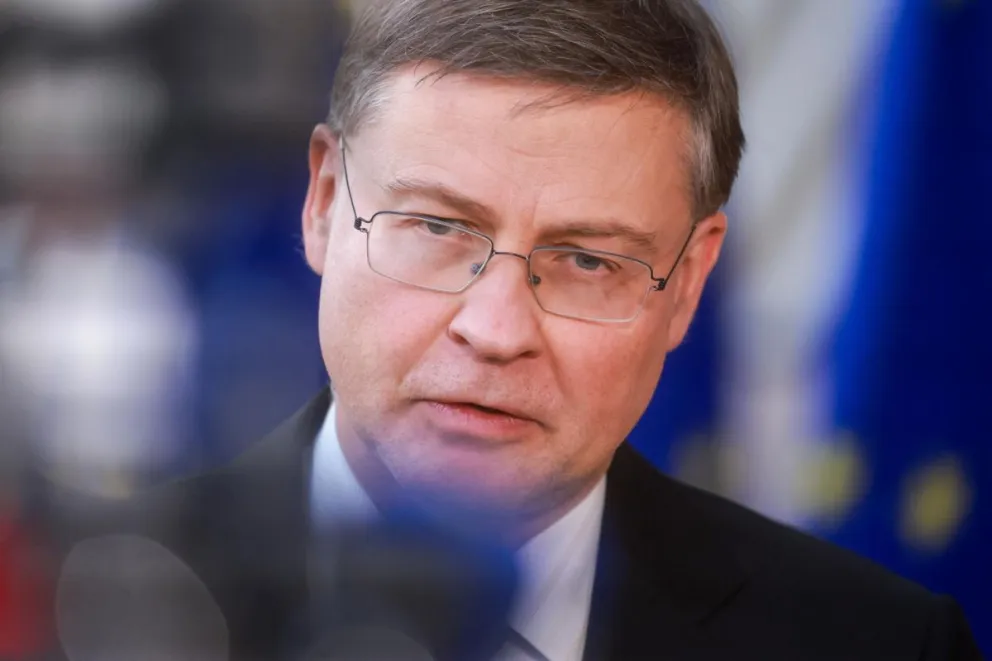 El comisario europeo de Economía y Productividad, Valdis Dombrovskis, llega a una reunión de ministros de finanzas del Eurogrupo en Bruselas, Bélgica, el 9 de marzo de 2026. Foto: EFE 