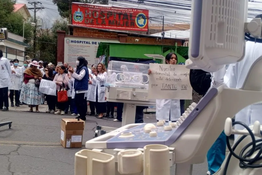 Los equipos inservibles del Hospital de la Mujer fueron sacados a la calle como forma de protesta. Foto: Erbol