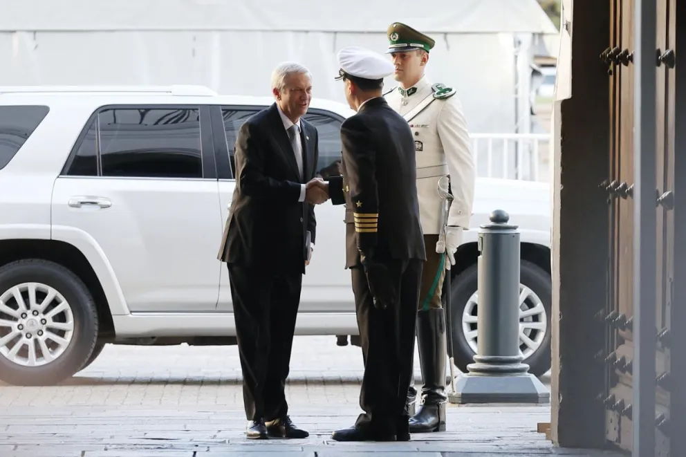 Fotografía de archivo del presidente electo de Chile, José Antonio Kast (i) saludando a personal de la Armada y Carabineros (Policía) de Chile en el palacio de La Moneda, en Santiago (Chile). Foto: EFE