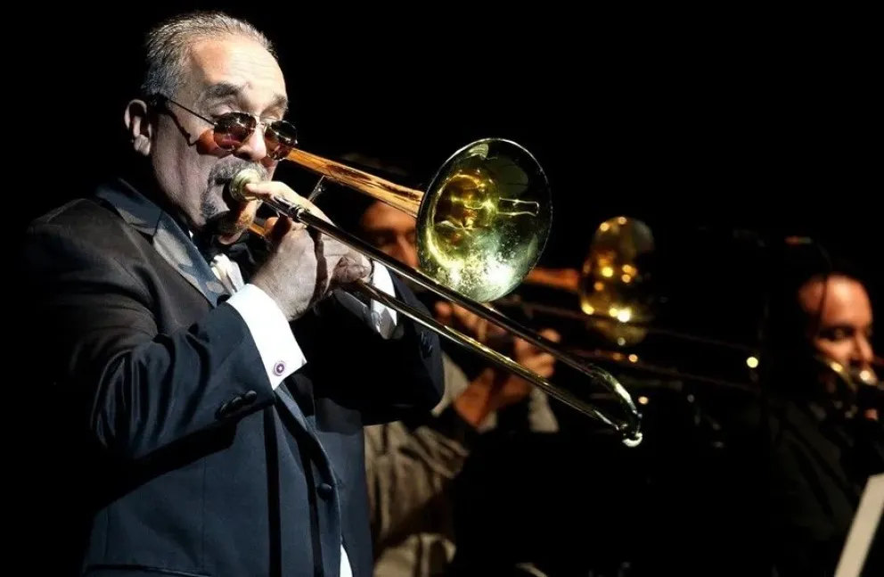 Fotografía de archivo del músico Willie Colón, ícono de la salsa, durante una presentación musical. Foto: EFE