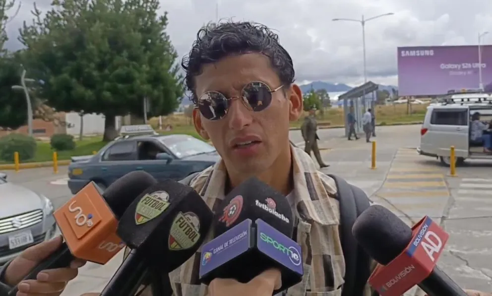 Víctor Abrego conversa con los periodistas en el aeropuerto de El Alto. Foto: Ismael Mostajo / Futbolacho