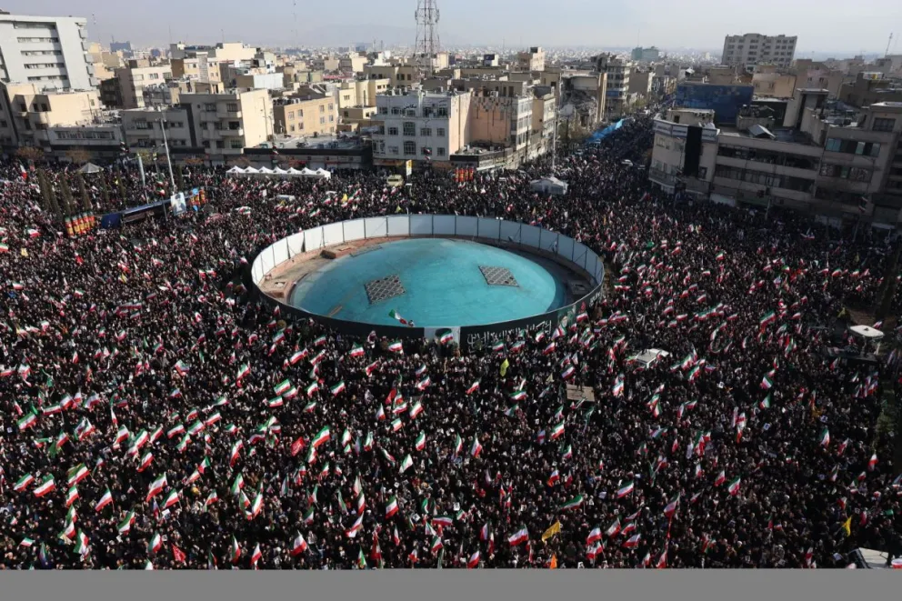  Iraníes se reúnen en la Plaza Enqelab para mostrar su apoyo al recién nombrado Líder Supremo Ayatolá Mojtaba Jomení en Teherán, Irán, 09 de marzo de 2026. Foto: EFE