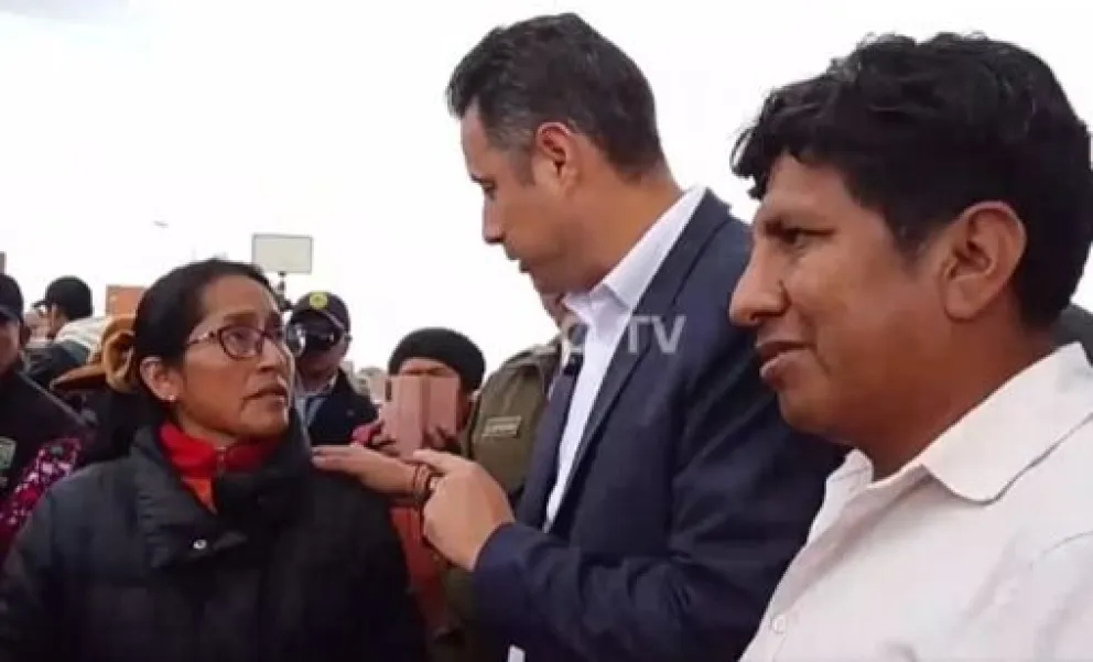 El vicepresidente Edmand Lara conversando con una personas tras participar de la ceremonia andina en inmediaciones del aeropuerto de El Alto. Foto: Captura de imagen