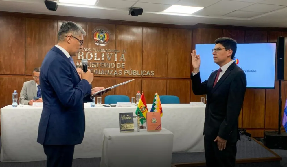 El ministro de Economía posesiona a José Horacio Valencia Rivamontan como viceministro de Pensiones y Servicios Financieros. Foto: Ministerio de Economía.