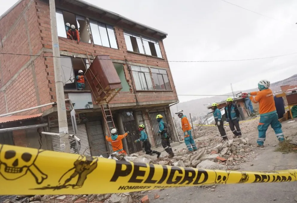 Personal municipal evacúa enseres de cuatro viviendas en San Isidro Bajo por riesgo de deslizamientos. Foto: APG
