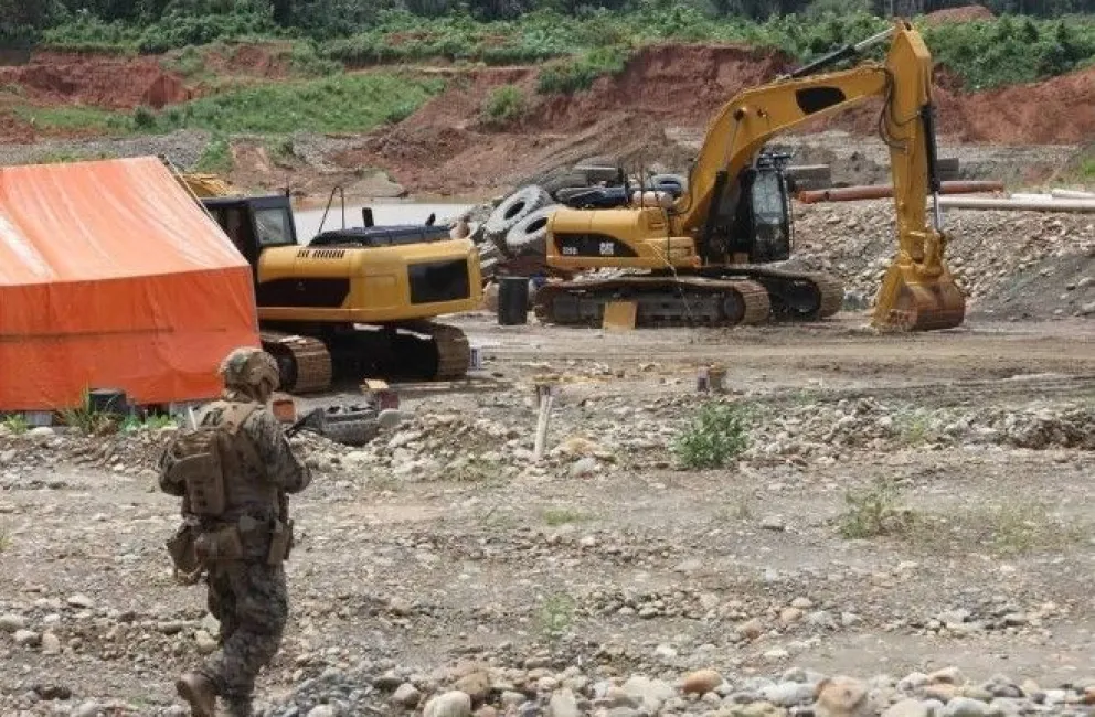 Equipos secuestrados en el operativo, en la desembocadura del río Quendeque y el río Beni. Foto: AJAM.