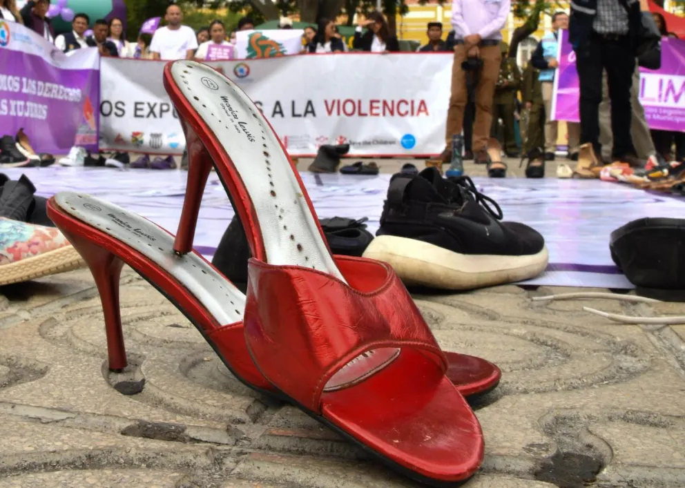 Fotografía que muestra zapatos de mujer durante una marcha en contra de la violencia de género este lunes, en el marco del Día Internacional de la Mujer en Cochabamba. Foto: EFE