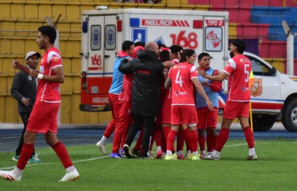 Jugadores de Independiente celebran el gol convertido por Rodrigo Rivas. Foto: APG