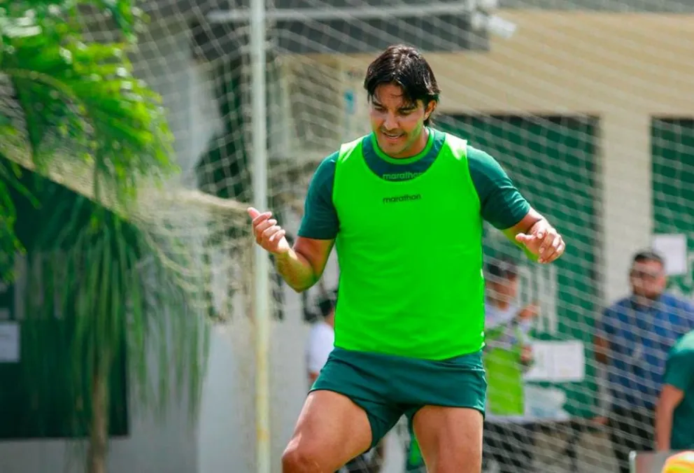 Martins durante una práctica con su club cruceño. Foto: Oriente Petrolero.