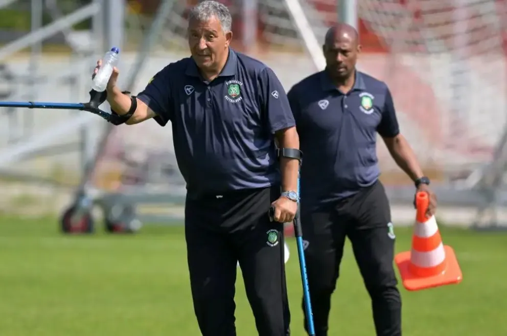 Ten Cate, técnico del combinado de Surinam, no le gustó la idea de Irak. Foto: Relevo