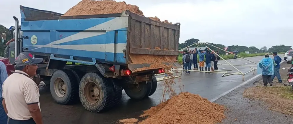 Punto de bloqueo en Yapacaní. Foto: Unitel