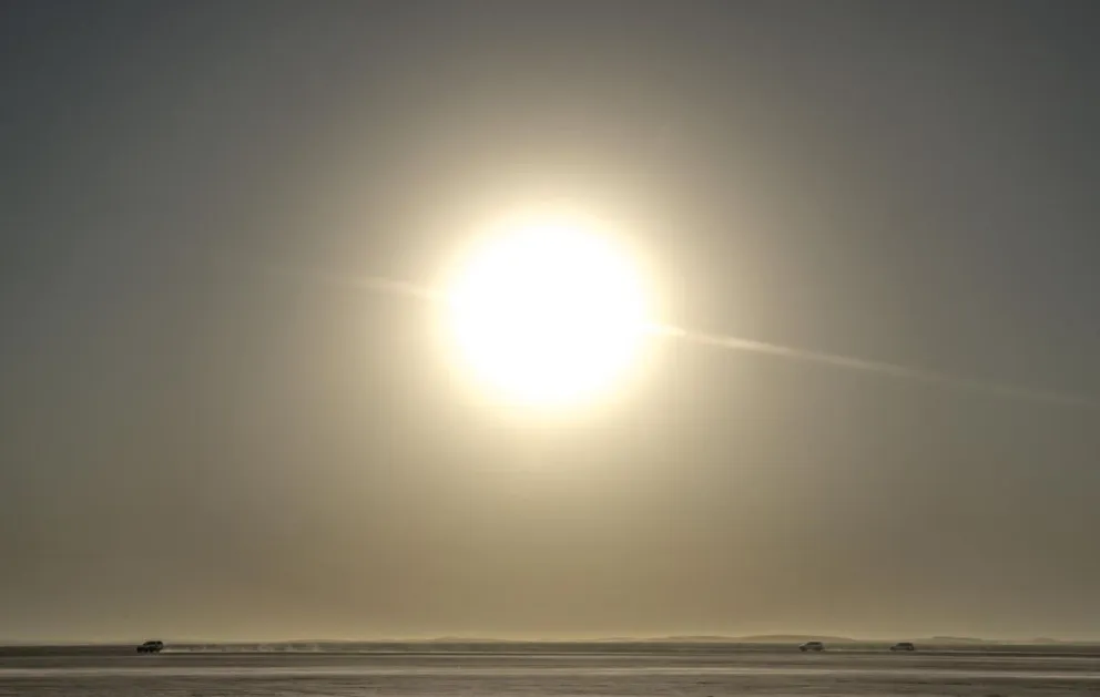 Varios todoterrenos circulan a gran velocidad por el desierto de Catar. Foto: EFE