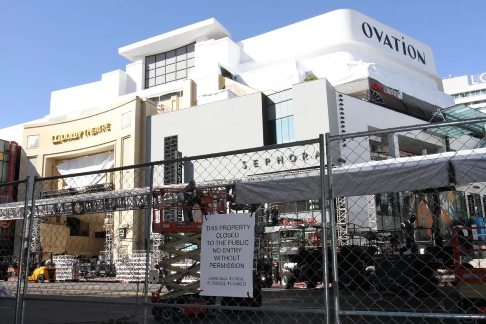 Varios obreros trabajan en el bulevar Hollywood, alrededor del Teatro Dolby en Los Ángeles, California. Foto: EFE